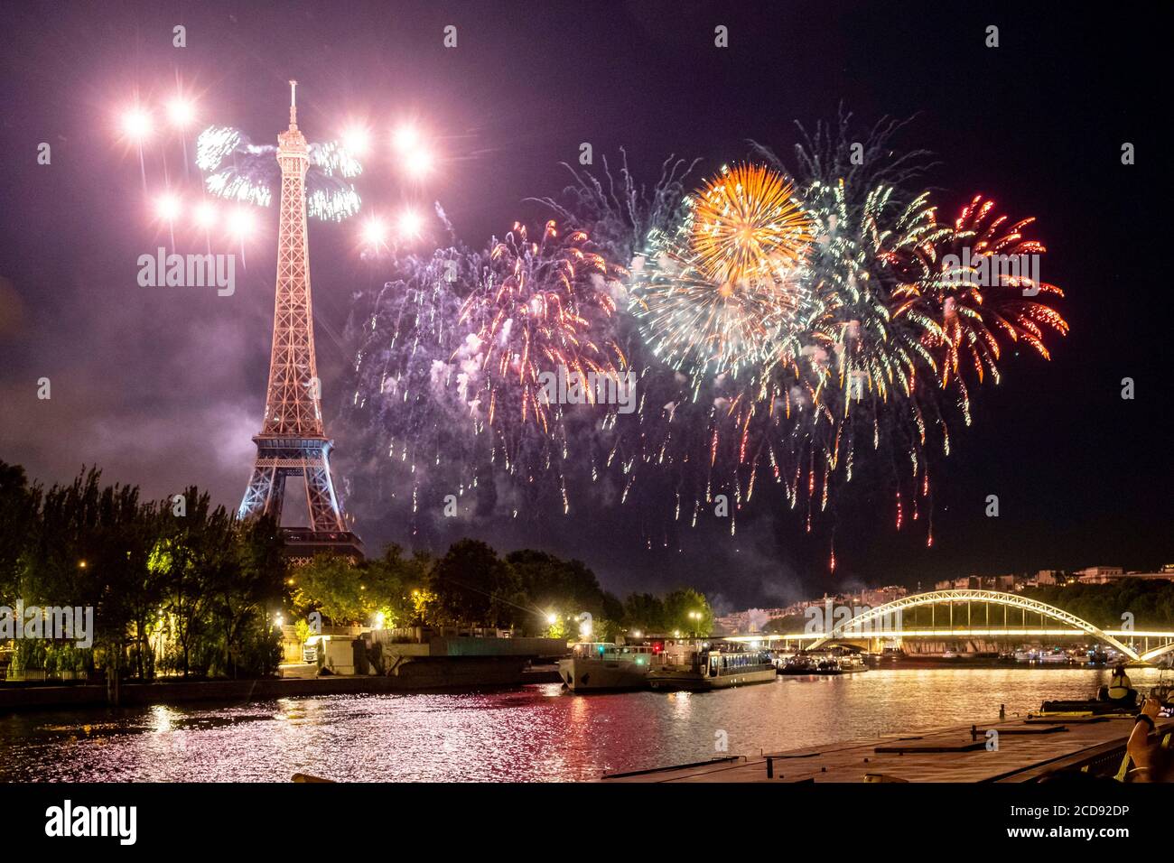 Frankreich, Paris, von der UNESCO zum Weltkulturerbe erklärt, Nationalfeiertag, das Feuerwerk vom 14. Juli 2019 und der Eiffelturm Stockfoto