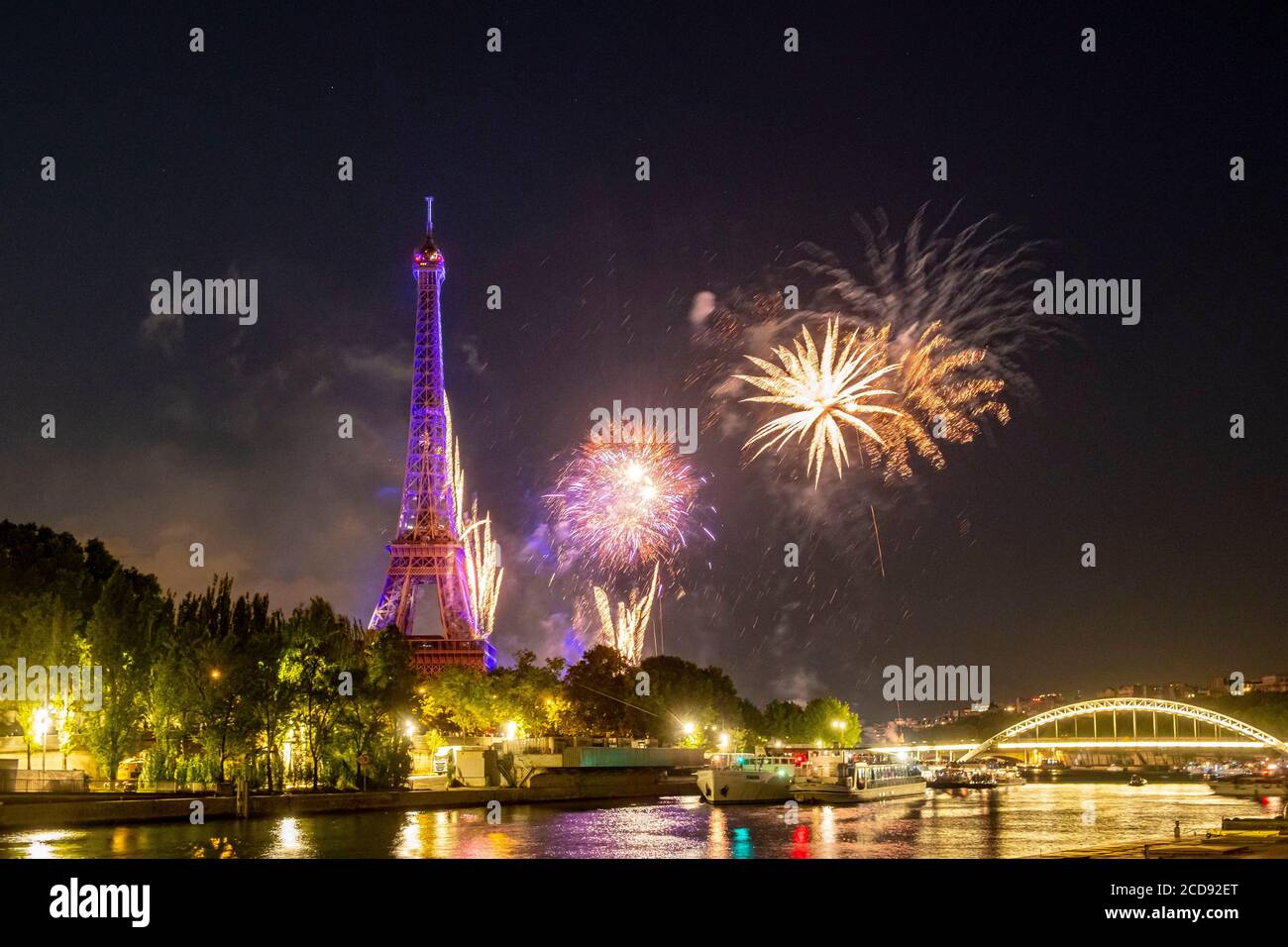 Frankreich, Paris, von der UNESCO zum Weltkulturerbe erklärt, Nationalfeiertag, das Feuerwerk vom 14. Juli 2019 und der Eiffelturm Stockfoto