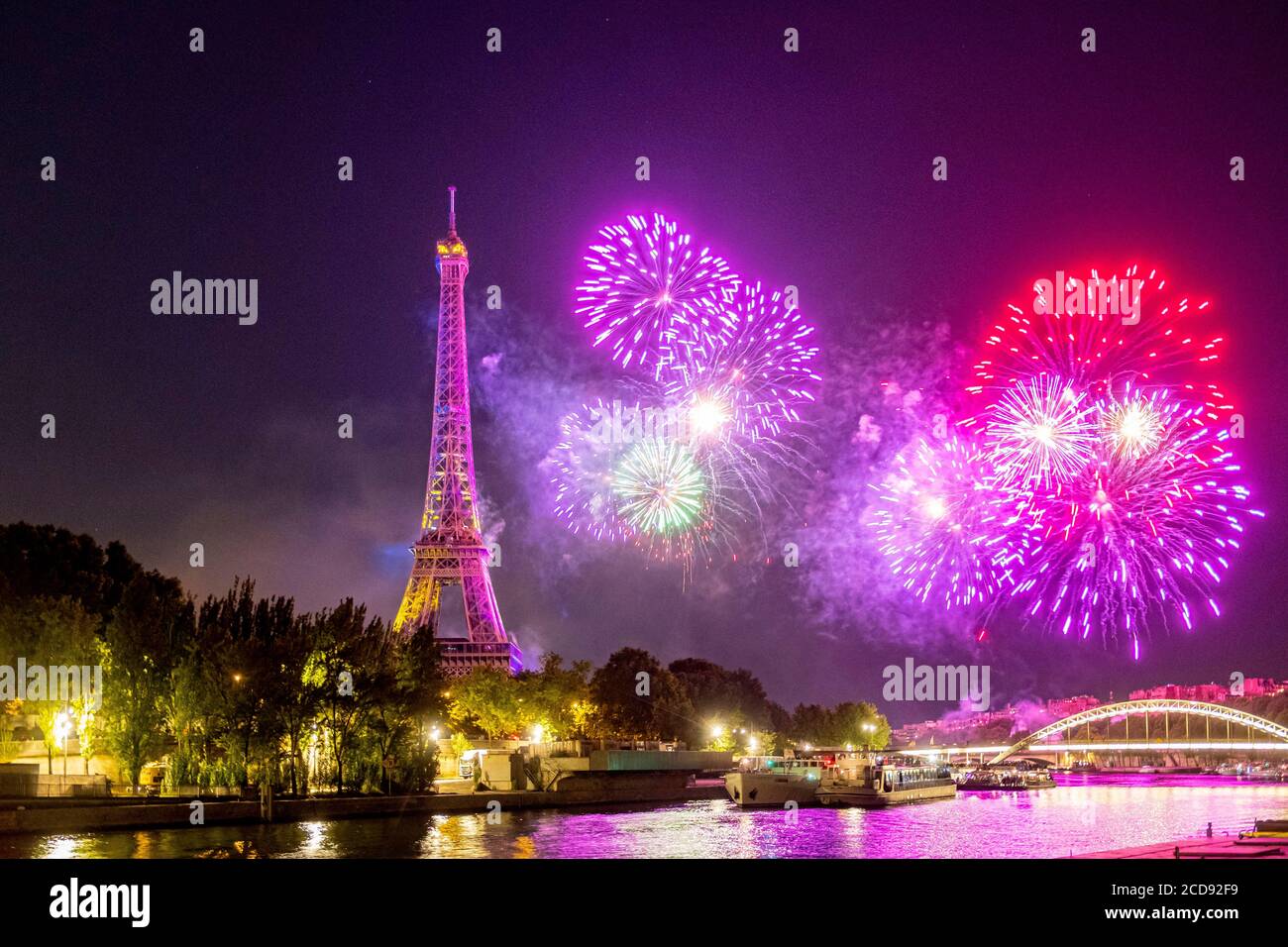 Frankreich, Paris, von der UNESCO zum Weltkulturerbe erklärt, Nationalfeiertag, das Feuerwerk vom 14. Juli 2019 und der Eiffelturm Stockfoto