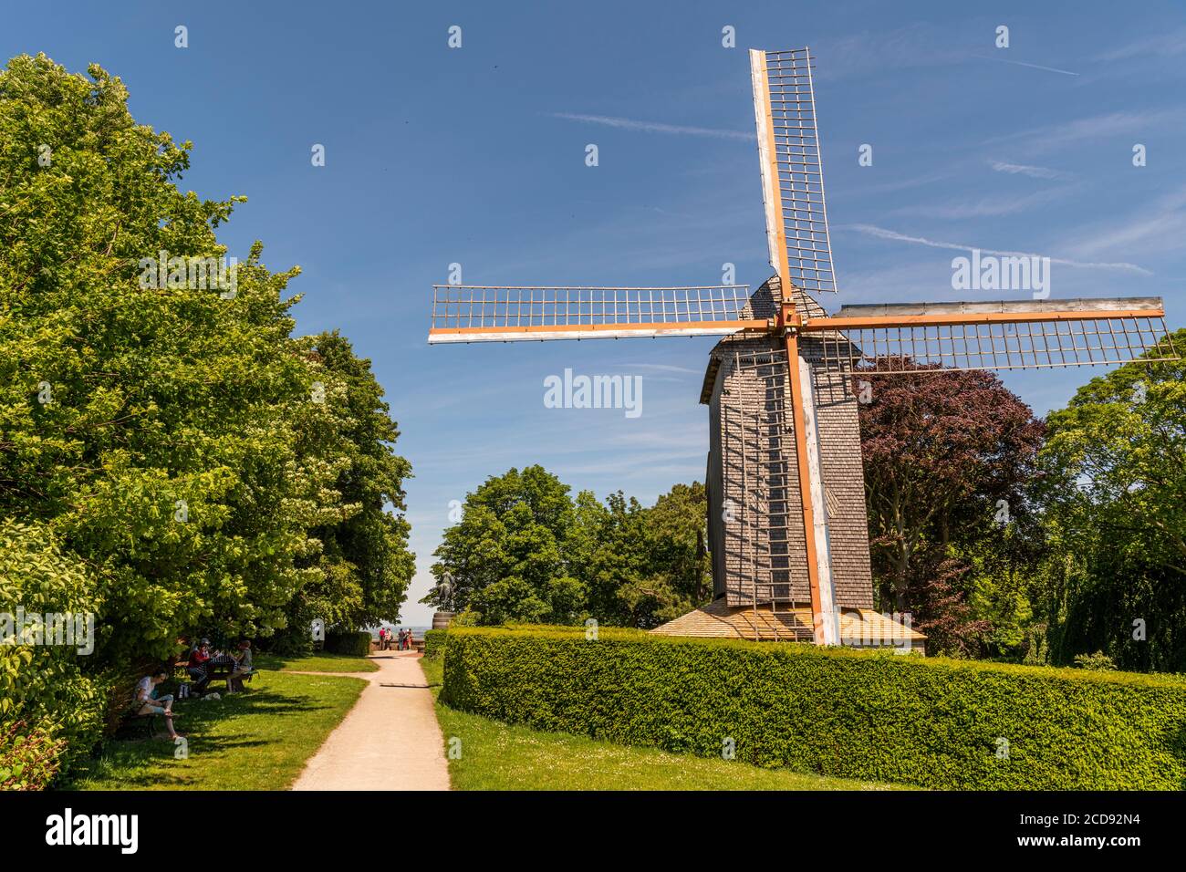 Frankreich, Nord (59), Cassel, französischer Dorffavorit im Jahr 2018 dominiert der Berg Cassel das Dorf mit seiner alten Holzmühle und einem schönen öffentlichen Garten Stockfoto