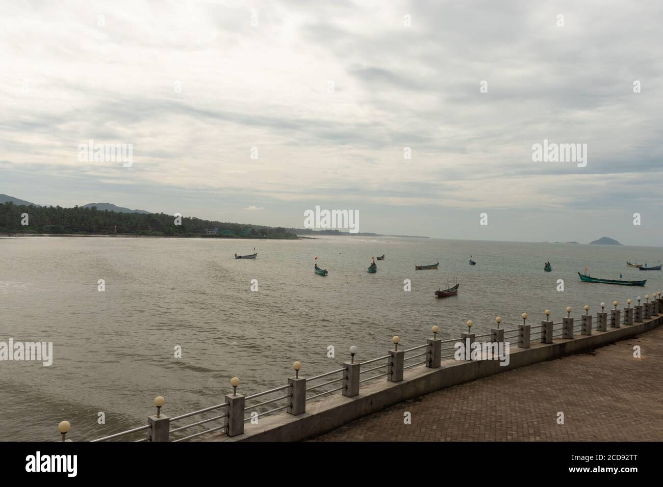 Murudeshwar Tempelansicht von innen mit Meereshorizont und Boote Bild wird bei murudeshwar karnataka indien genommen. Es ist sehr heiliger Aufstellungsort für hindus. Stockfoto