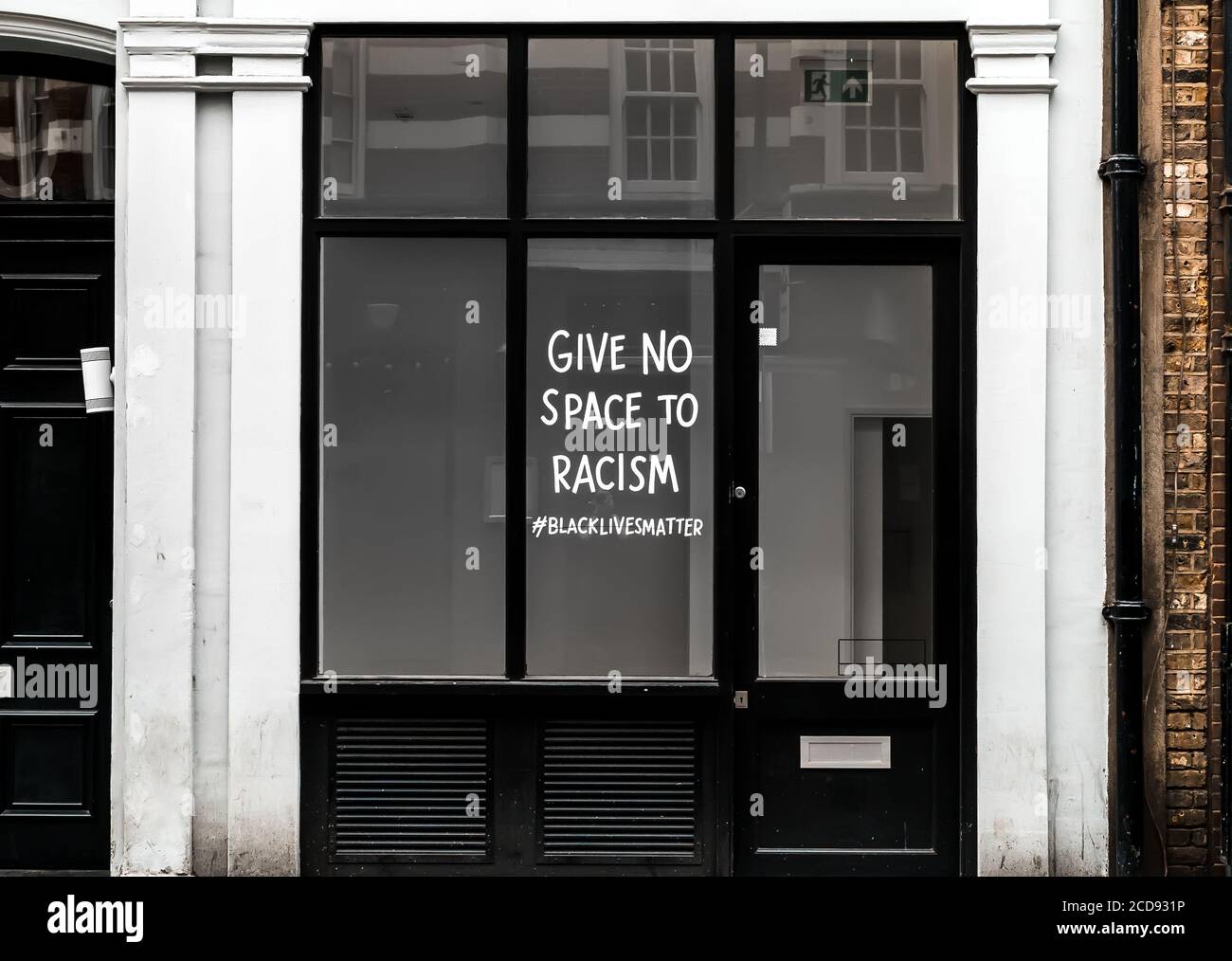 Ansicht von Rassismus & Black Lives Matter Sign On Schaufenster in London, Großbritannien Stockfoto