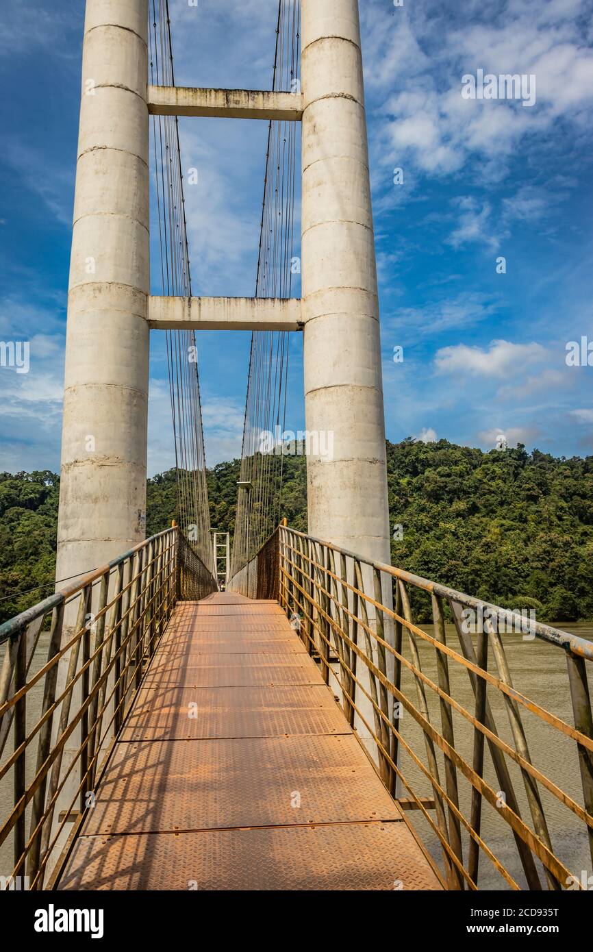 Hängeeisen Kabelbrücke isoliert mit hellblauen Himmel aus einzigartigen verschiedenen Winkel Bild wird bei honnavar karnataka indien genommen. Es ist die feine Untersuchung Stockfoto