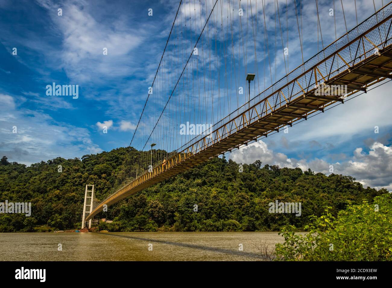 Hängeeisen Kabelbrücke isoliert mit hellblauen Himmel aus einzigartigen verschiedenen Winkel Bild wird bei honnavar karnataka indien genommen. Es ist die feine Untersuchung Stockfoto