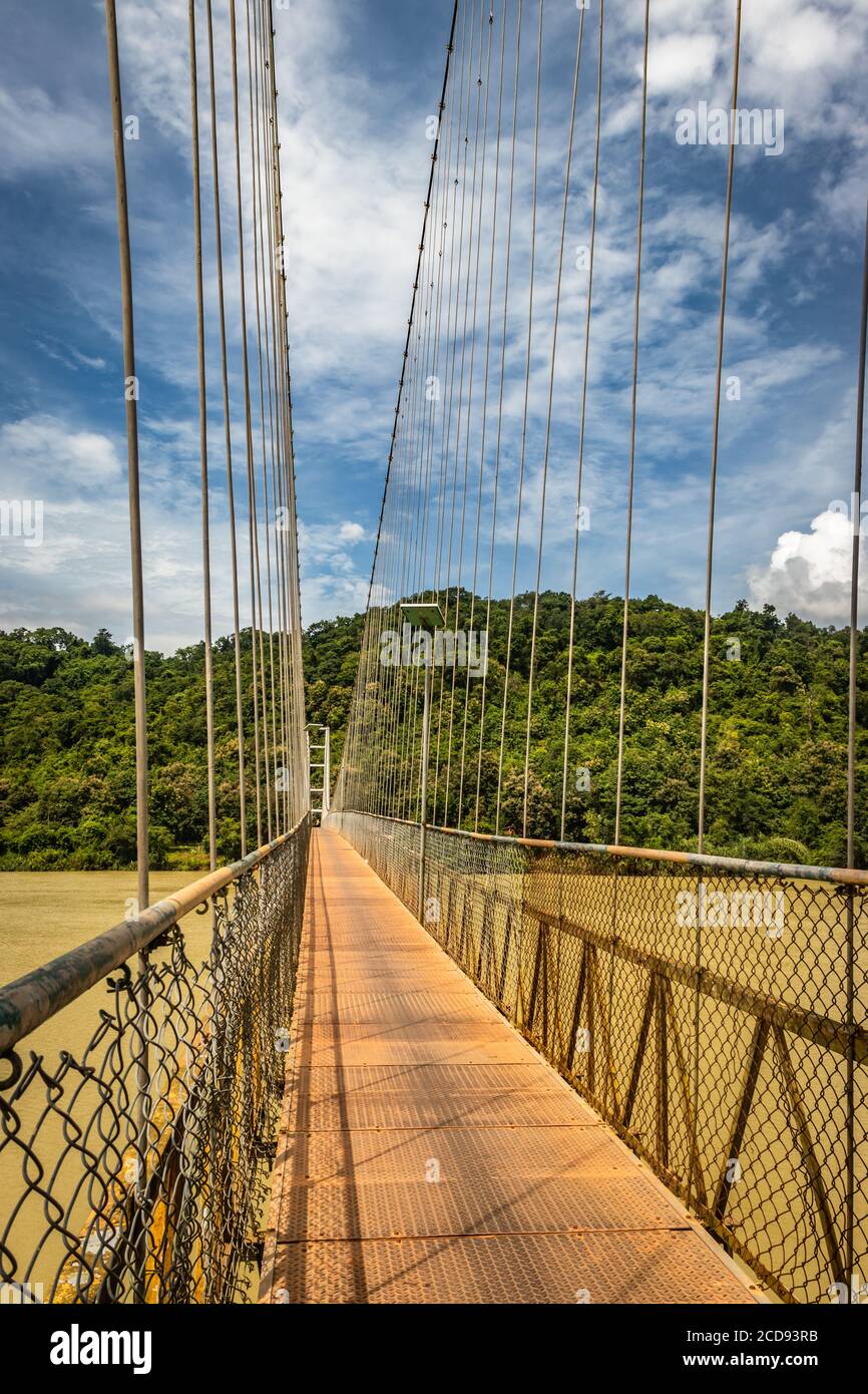 Hängeeisen Kabelbrücke isoliert mit hellblauen Himmel aus einzigartigen verschiedenen Winkel Bild wird bei honnavar karnataka indien genommen. Es ist die feine Untersuchung Stockfoto