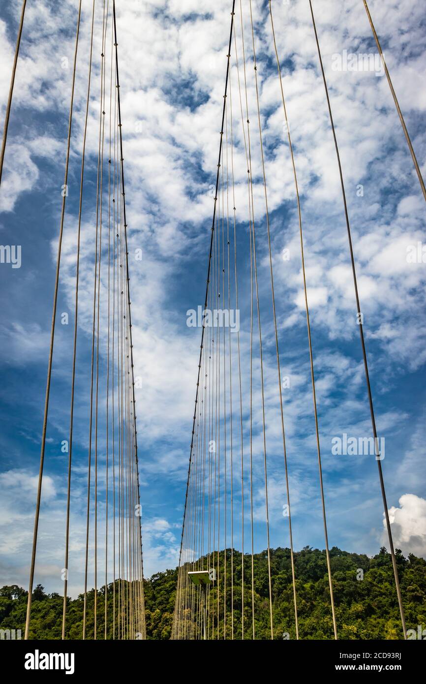 Hängeeisen Kabelbrücke isoliert mit hellblauen Himmel aus einzigartigen verschiedenen Winkel Bild wird bei honnavar karnataka indien genommen. Es ist die feine Untersuchung Stockfoto