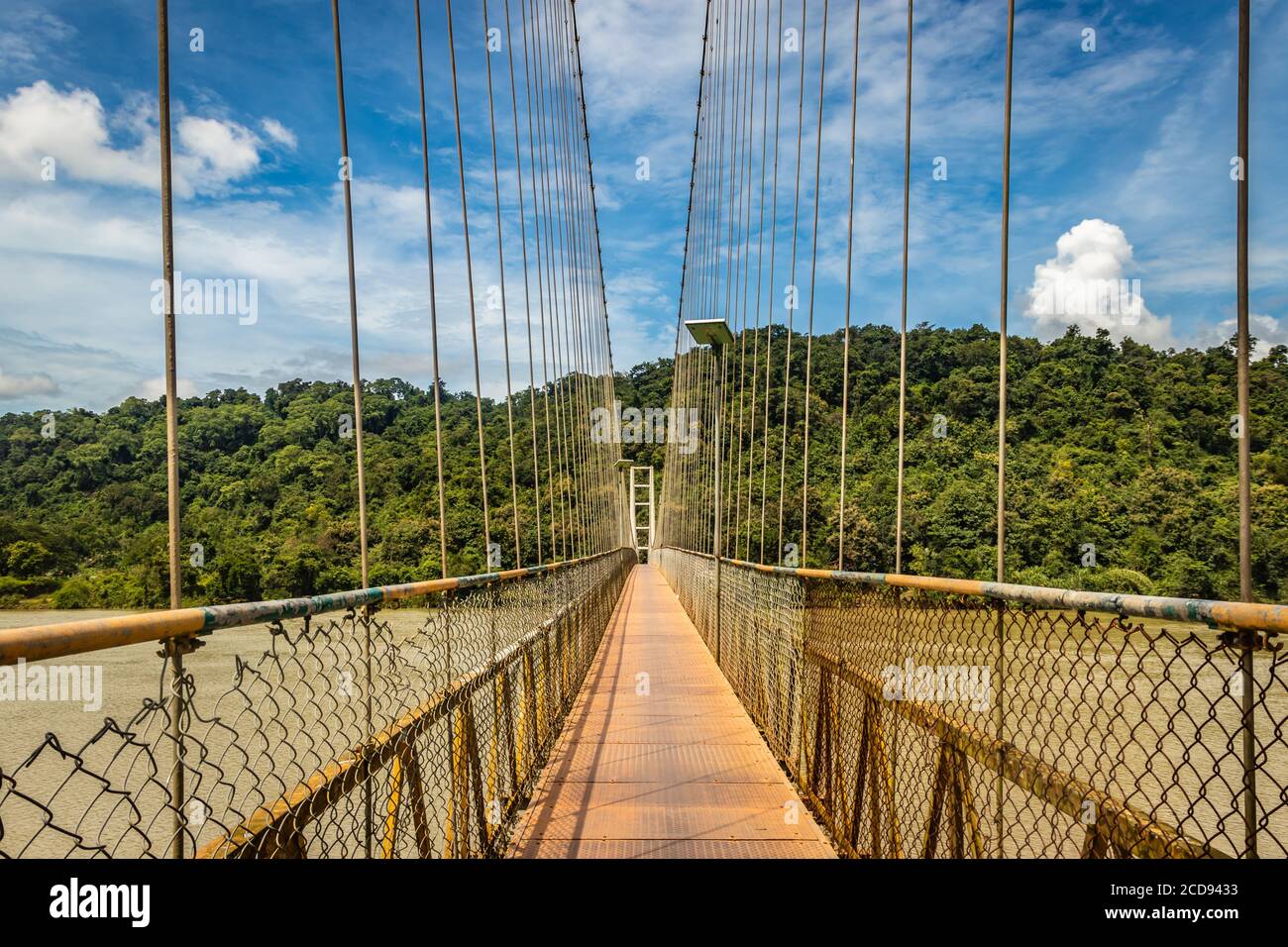 Hängeeisen Kabelbrücke isoliert mit hellblauen Himmel aus einzigartigen verschiedenen Winkel Bild wird bei honnavar karnataka indien genommen. Es ist die feine Untersuchung Stockfoto