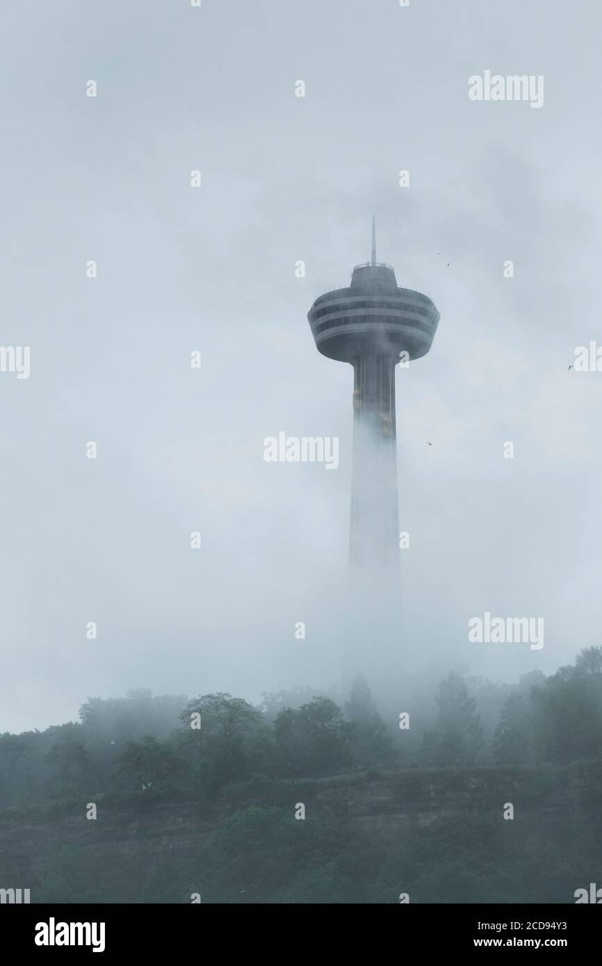 Kanada, Ontario, Niagarafälle, Skylon Tower aus dem Nebel Stockfoto