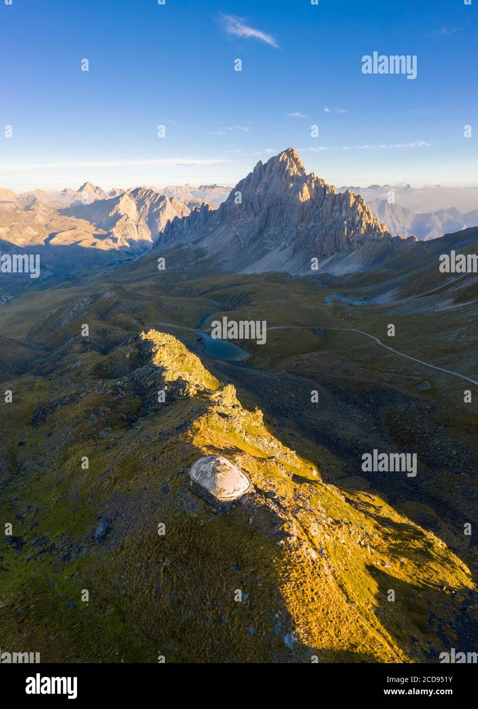 Luftaufnahme von Rocca la Meja bei Sonnenaufgang mit dem verlassenen Bunker der Alpenmauer. Canosio, Valle Maira, Bezirk Cuneo, Piemont, Italien. Stockfoto