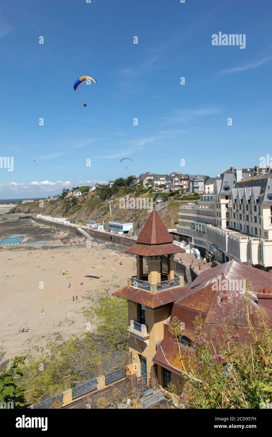 Frankreich, Manche, Cotentin, Granville, der Oberen Stadt, erbaut auf einem felsigen Landzunge auf der östlichsten Punkt der Mont Saint Michel Bucht, Plat Gousset Strand und Promenade, dem Casino Towers im Vordergrund. Stockfoto