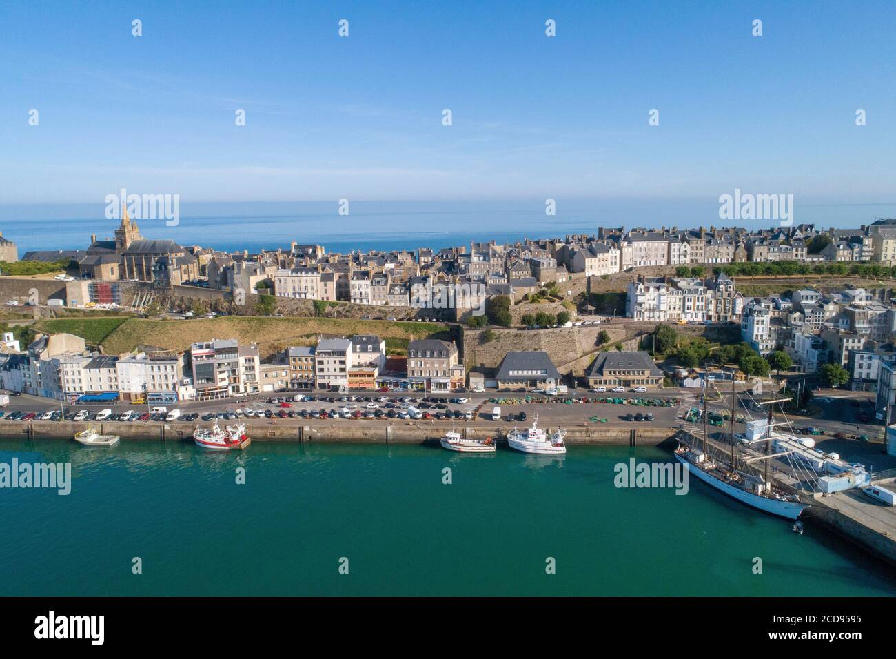 Frankreich, Manche, Cotentin, Granville, die Oberstadt auf einer felsigen Landzunge am äußersten östlichen Punkt der Bucht von Mont Saint Michel, dem Fischereihafen und Notre Dame du Cap Lihou (Luftaufnahme) Stockfoto