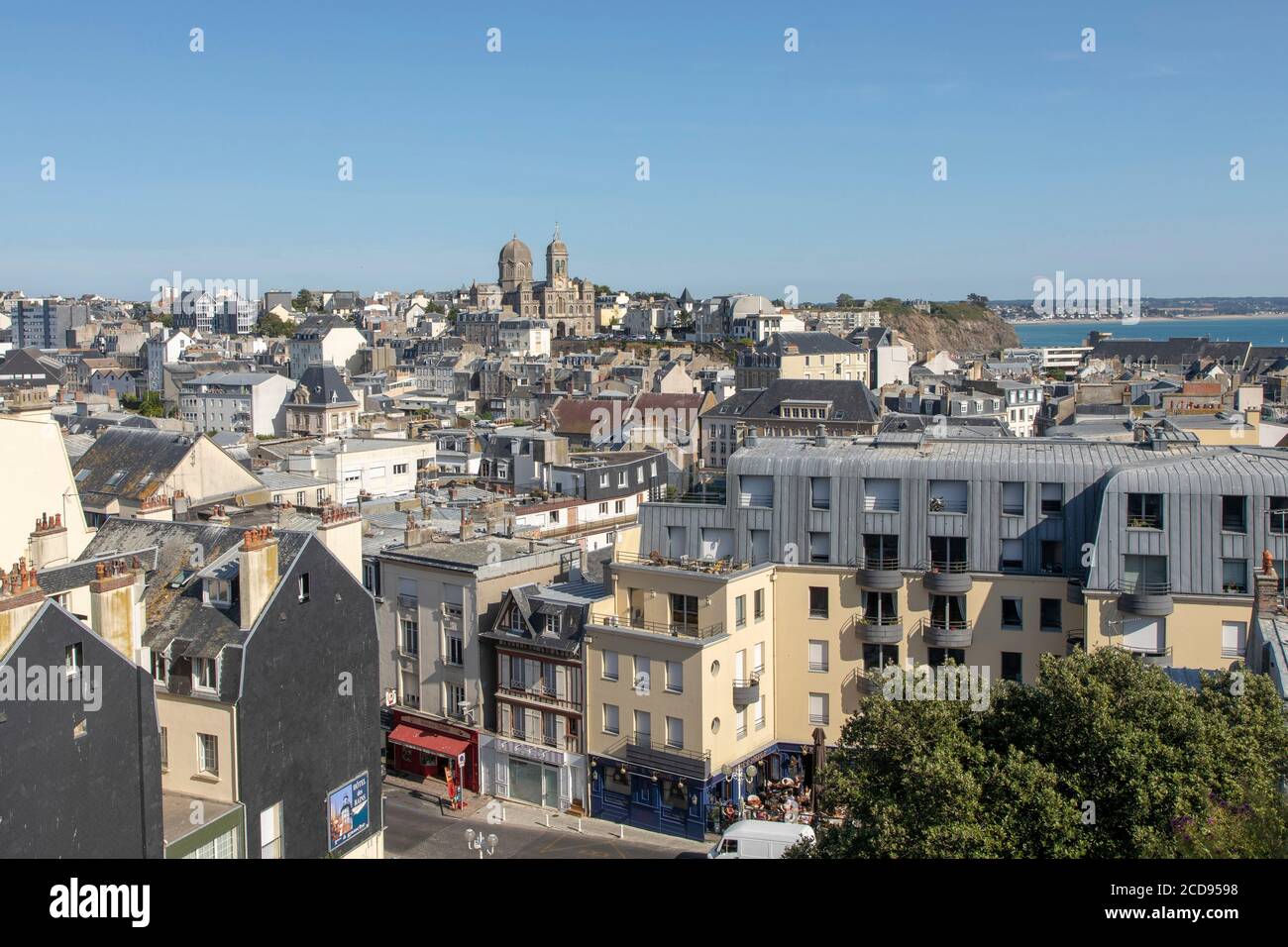 Frankreich, Manche, Cotentin, Granville, der Oberen Stadt, erbaut auf einem felsigen Landzunge auf der östlichsten Punkt der Mont Saint Michel Bucht, untere Stadt und St. Pauls Kirche Stockfoto