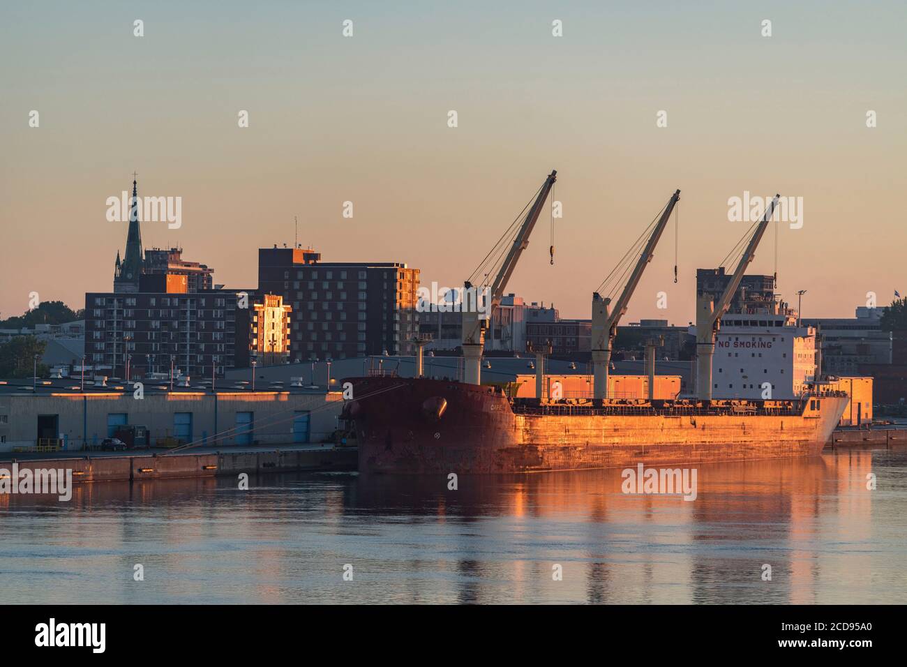 Kanada, Quebec, Trois-Rivi?res, Papierfabrikindustrie, St. Lawrence River bei Sonnenaufgang Stockfoto