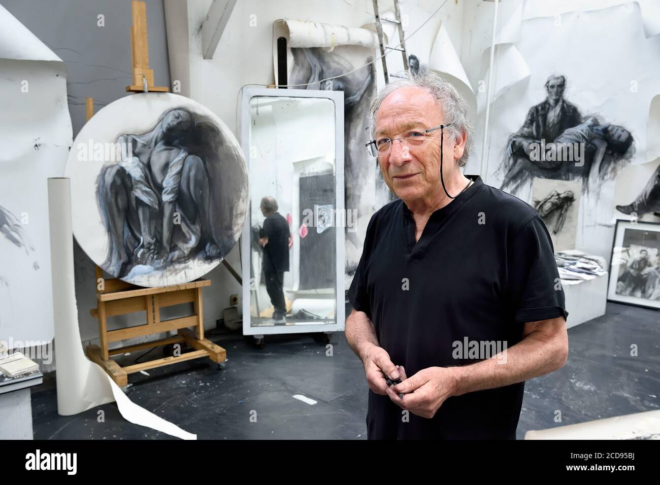 Frankreich, Ivry-sur-Seine, den Künstler in seinem Atelier Ernest Pignon-Ernest Stockfoto