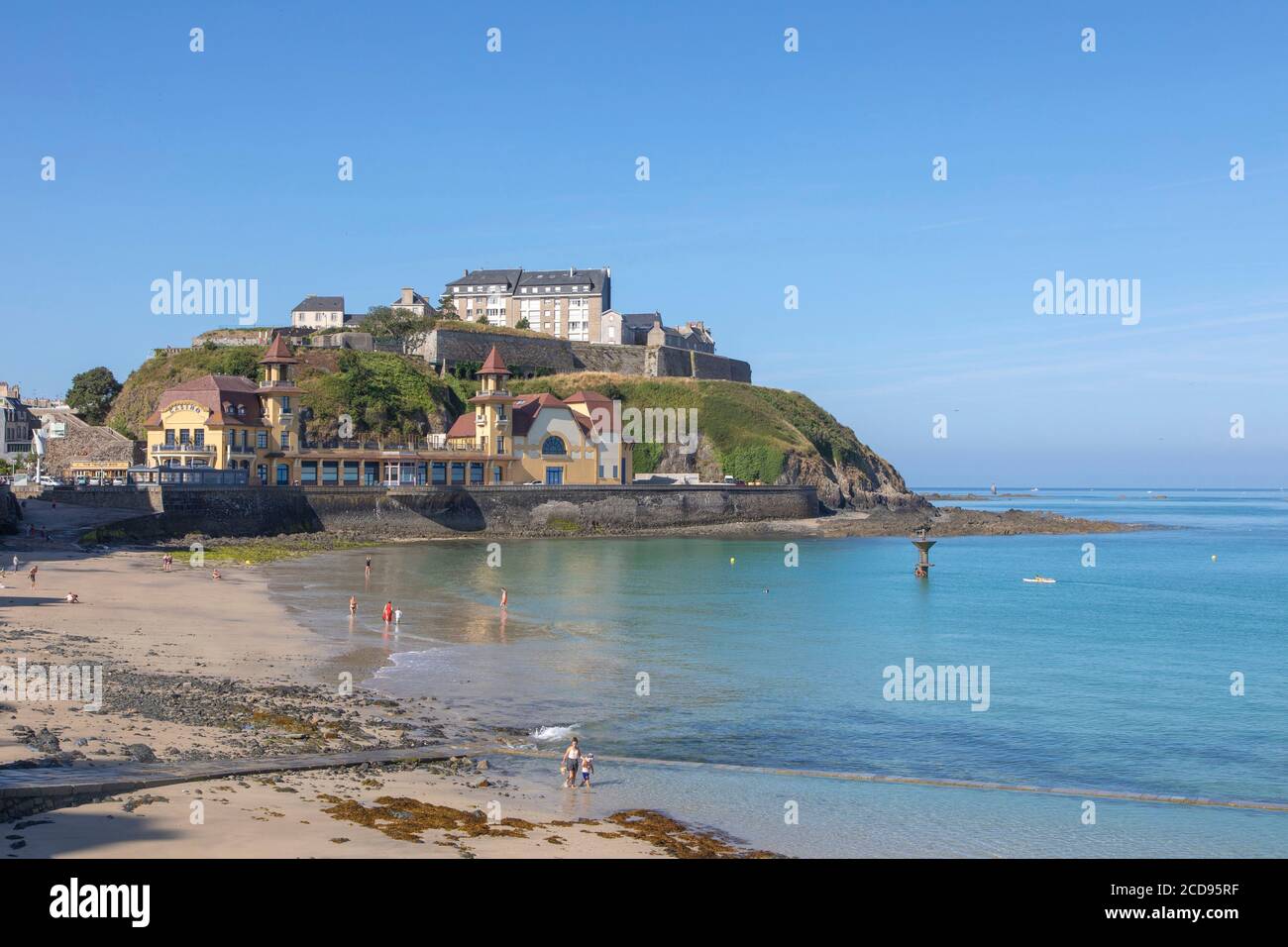 Frankreich, Manche, Cotentin, Granville, der Strand, das Casino und die Oberstadt auf einem Felsvorsprung, der die Bucht von Mont-Saint-Michel schließt gebaut Stockfoto