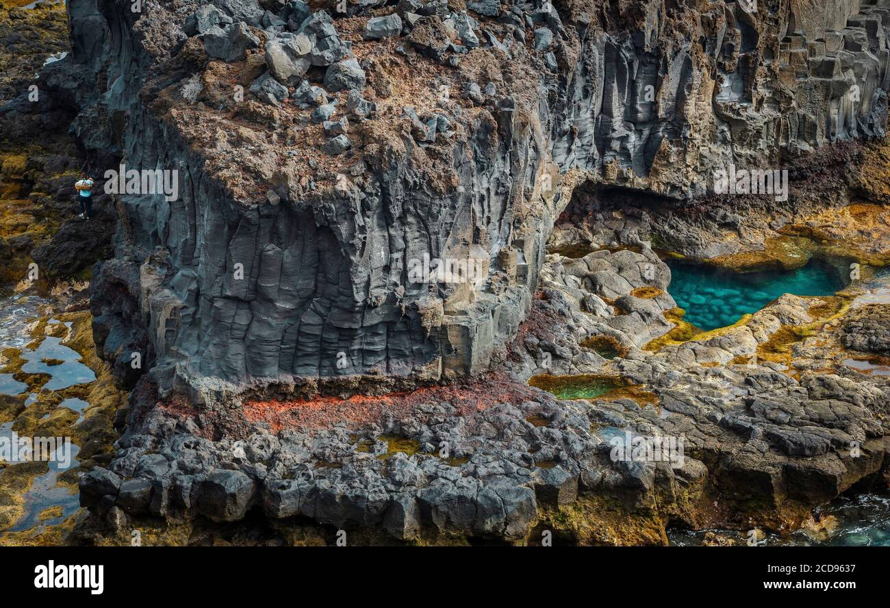 Spanien, Kanarische Inseln, La Palma, Salzwasserteiche auf vulkanischem Gestein Stockfoto