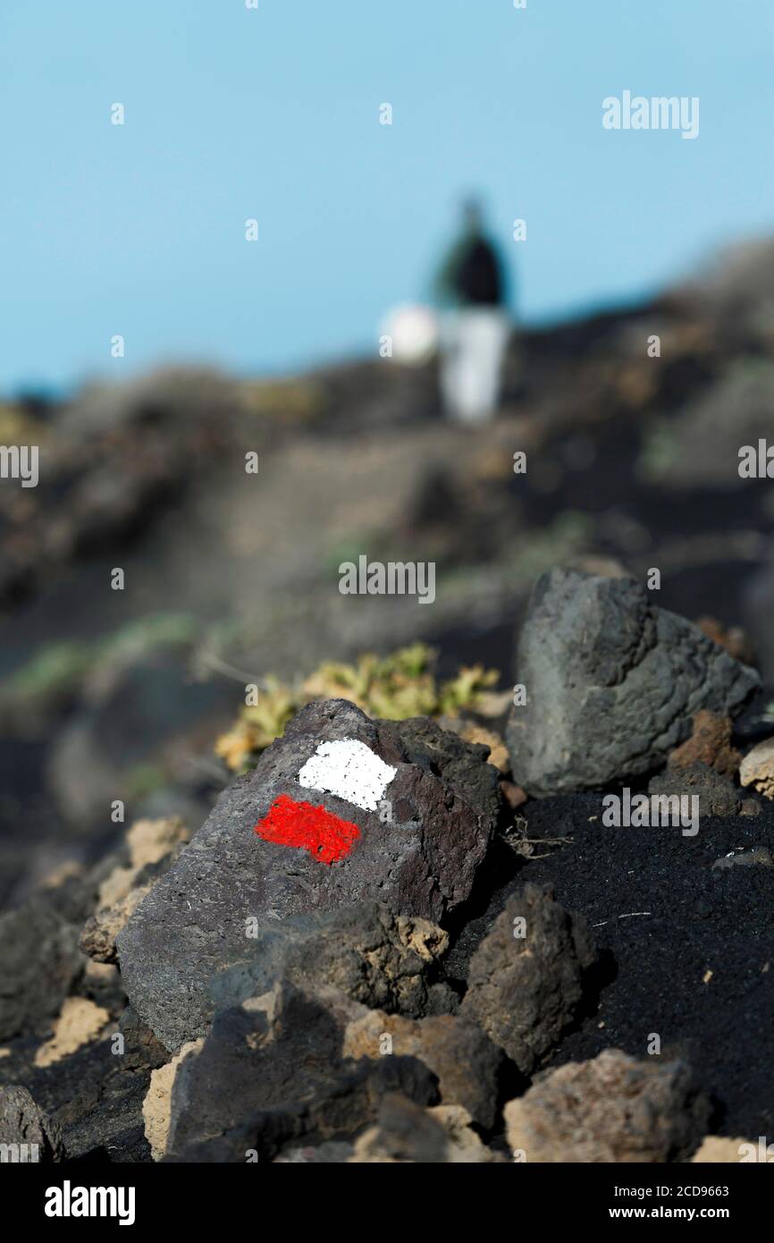 Spanien, Kanarische Inseln, La Palma, Wandersymbol auf einem vulkanischen Felsen auf einem Wanderweg gemalt Stockfoto