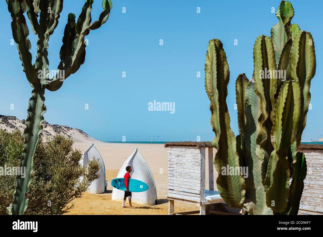 Marocco, Oued Ed-Dahab, Dakhla, Ocean Vagabond Resort, Surfer am Strand in der Nähe einer luxuriösen Öko-Lodge in einem tropischen Wüstenklima Stockfoto