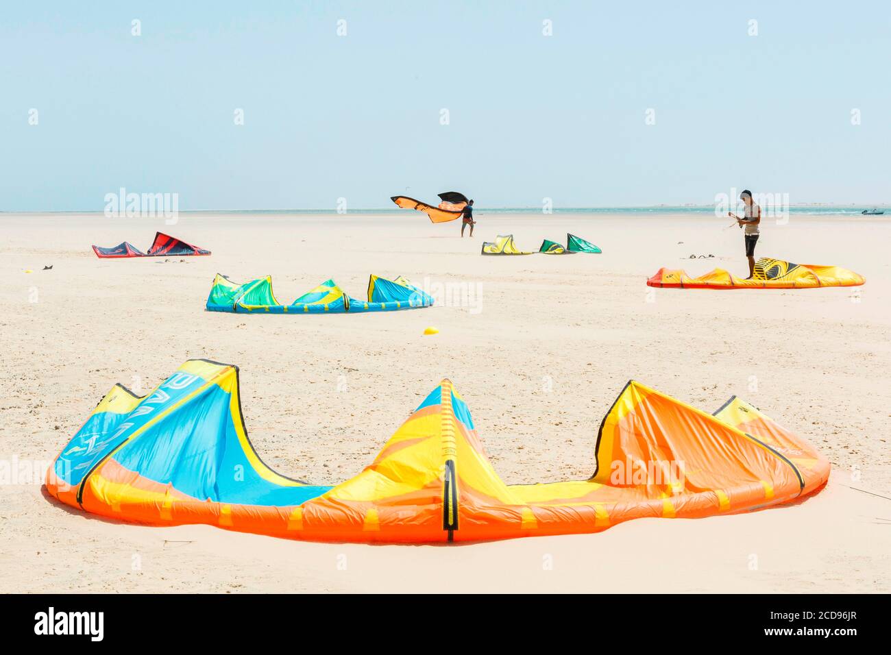 Marocco, Oued Ed-Dahab, Dakhla, Blick auf einen nautischen Spot der Kitesurf in einer Wüste Stockfoto