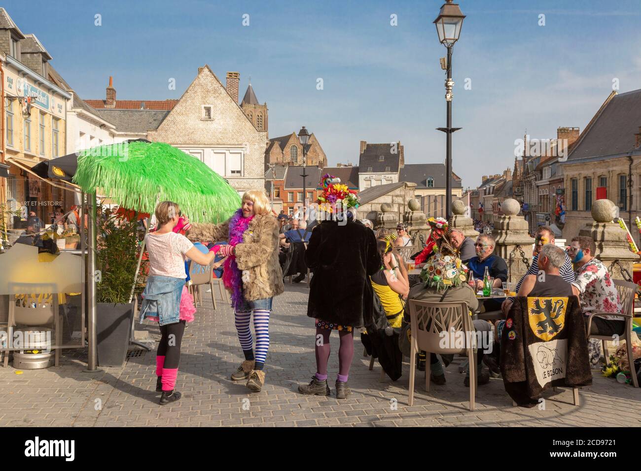 Frankreich, Nord, Cassel, Frühjahrskarneval, verkleidete Leute sitzen auf der Terrasse Stockfoto