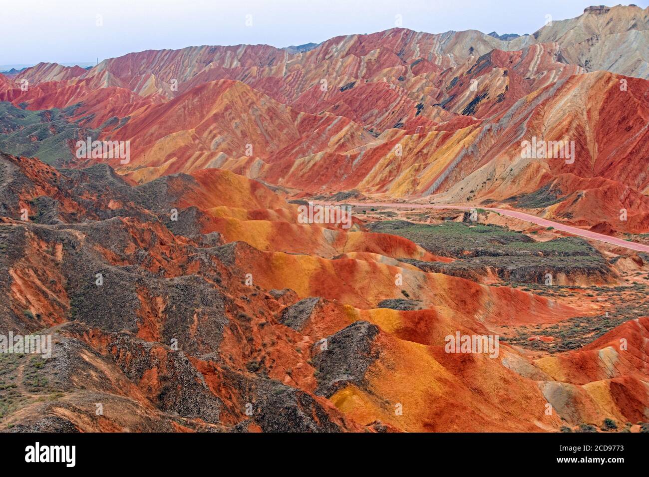 Farbenfrohe Badlands im Zhangye National Geopark / Zhangye Danxia Geopark im nördlichen Ausläufer des Qilian Gebirges, Provinz Gansu, China Stockfoto
