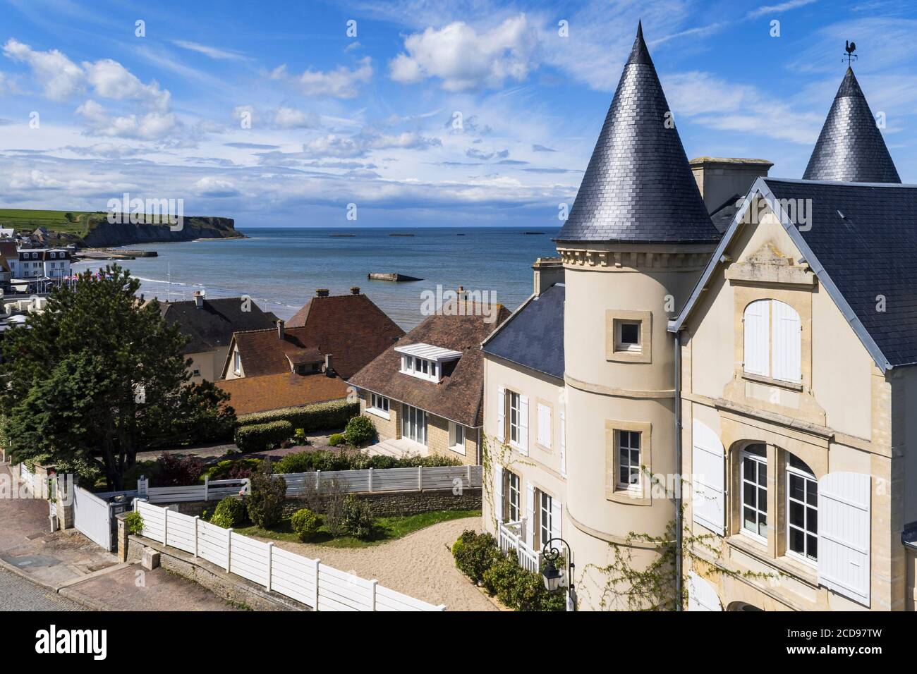 Frankreich, Calvados, Arromanches les Bains, Straße, die auf den Klippen führt Stockfoto