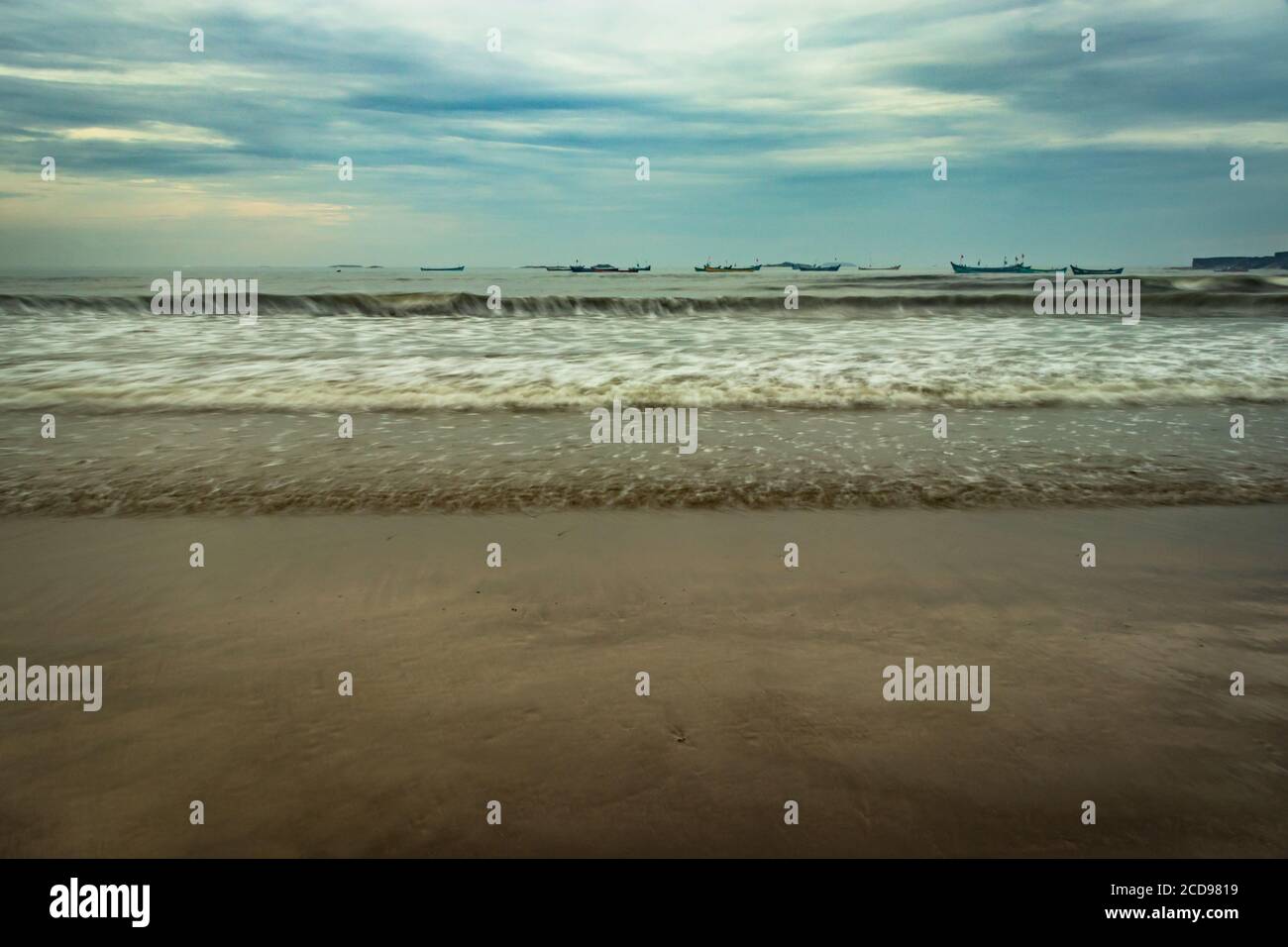 Strandblick mit Meereswellen am frühen Morgen aus niedrigen Winkel Bild ist nehmen an murdeshwar karnataka indien am frühen Morgen. Es ist die sehr heilige wie Stockfoto