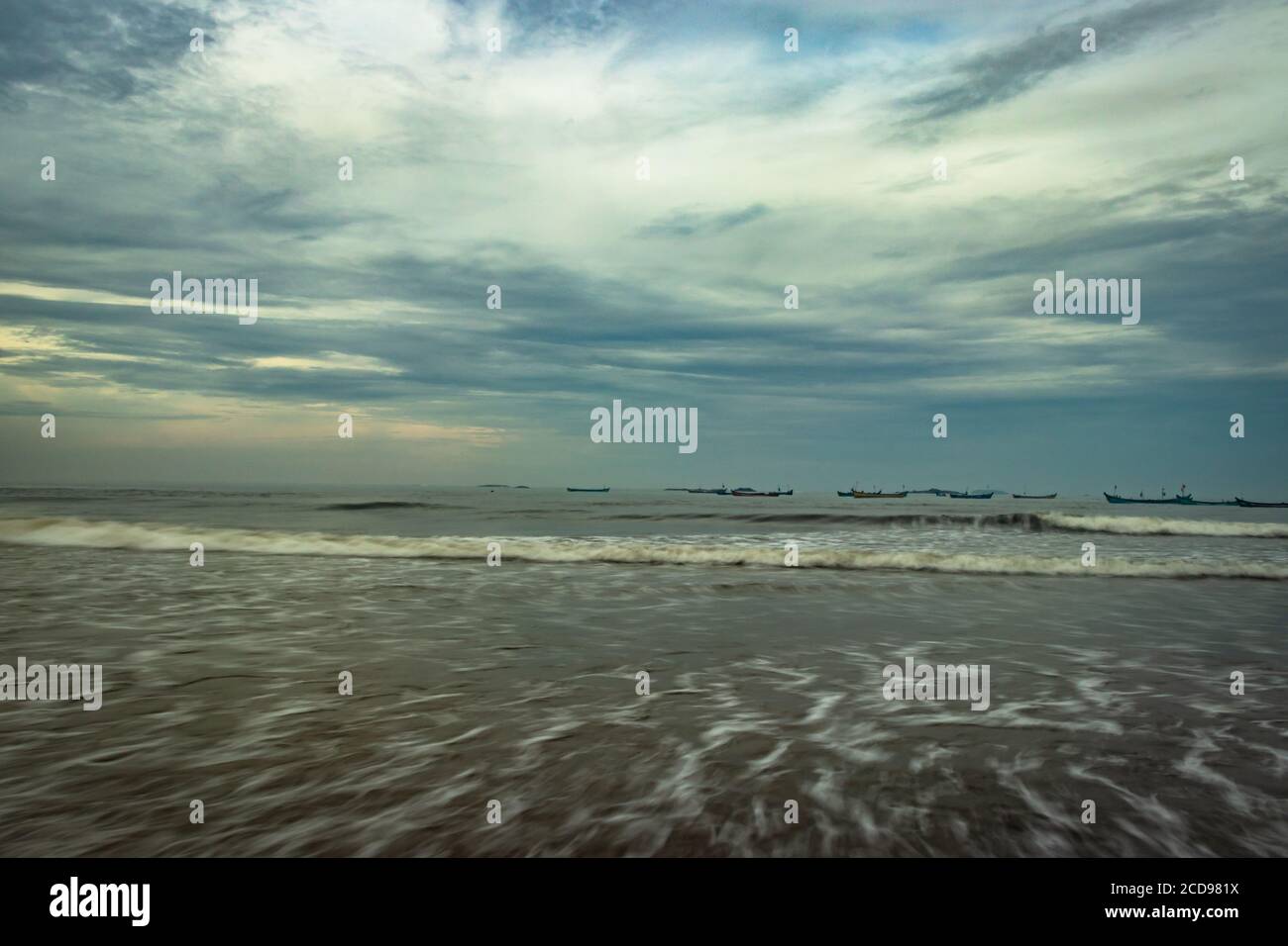Strandblick mit Meereswellen am frühen Morgen aus niedrigen Winkel Bild ist nehmen an murdeshwar karnataka indien am frühen Morgen. Es ist die sehr heilige wie Stockfoto