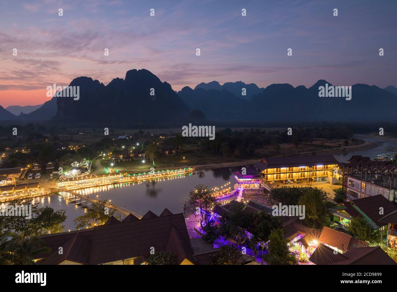 Lao, Provinz Vientiane, Vang Vieng, Nam Song Fluss, Karstgebirge im Hintergrund Stockfoto