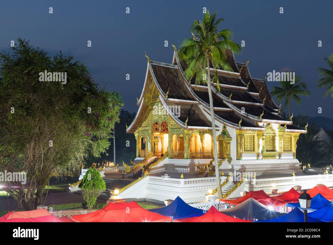 Laos, Luang Prabang Provinz, Luang Prabang, Haw Pha Bang im Inneren des Königspalastes und die Zelte des Nachtmarktes Stockfoto