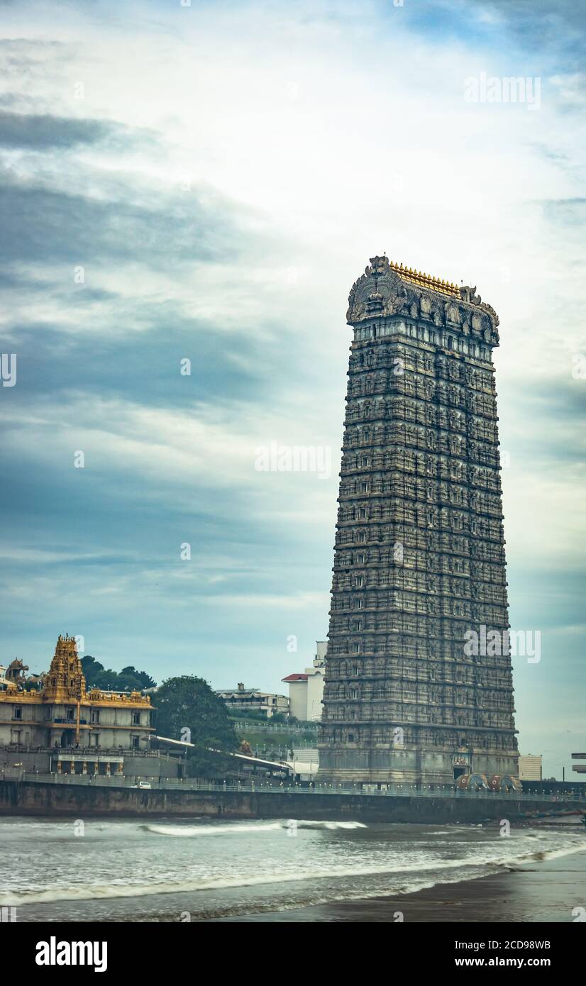 Murdeshwar rajagopuram Tempeleingang mit flachem Himmel Bild ist nehmen an murdeshwar karnataka indien am frühen Morgen. Es ist einer der höchsten Gopuram oder Stockfoto