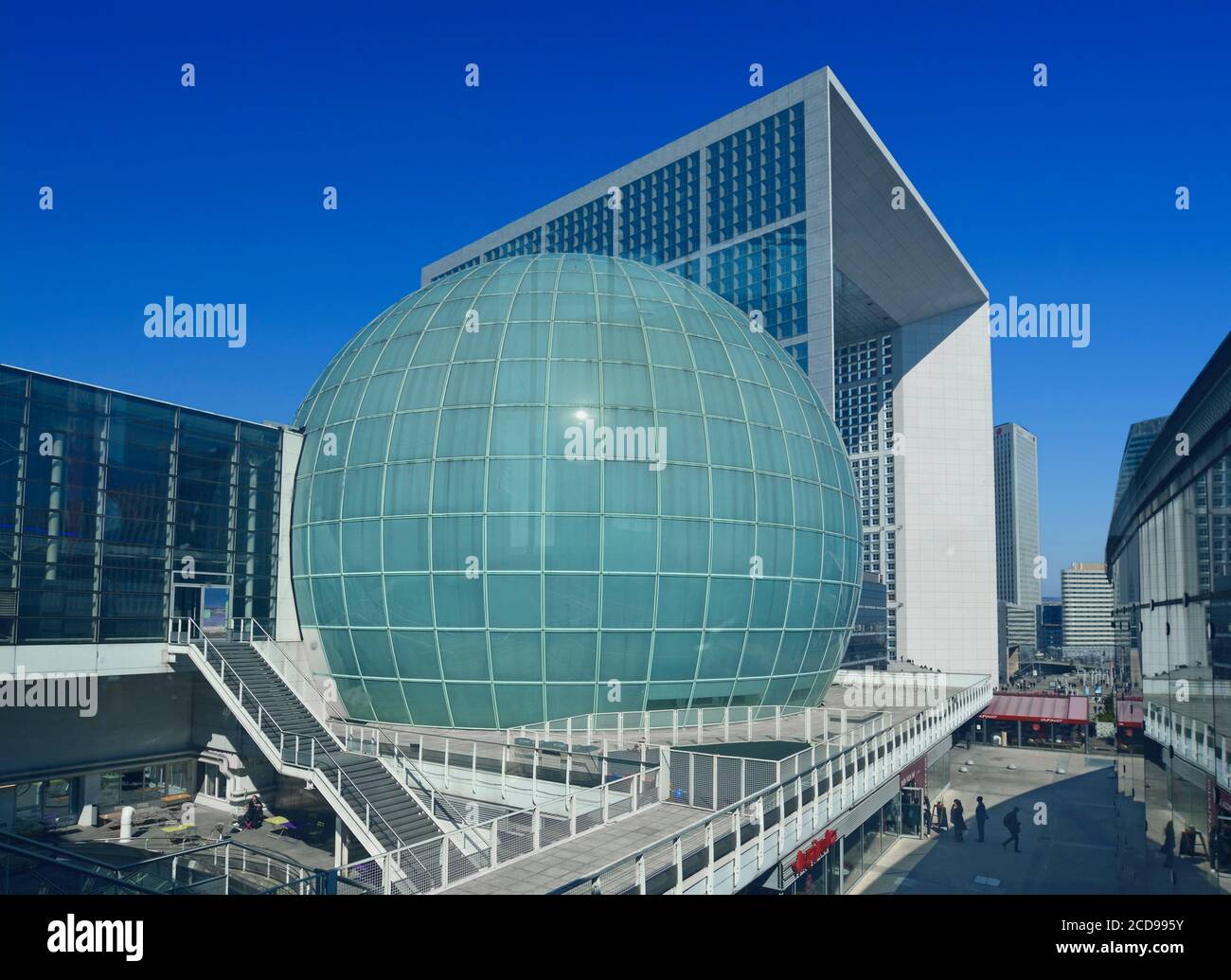 La France, Hauts-de-seine (92), La D?fense, die Grande Arche de la D?fense und die Kuppel Stockfoto