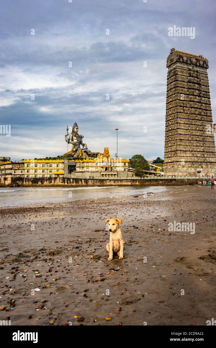 Murdeshwar Tempel frühmorgens Ansicht von einzigartigem Winkelbild wird bei murudeshwar karnataka indien am frühen Morgen genommen. Es ist das Haus von einem der t Stockfoto