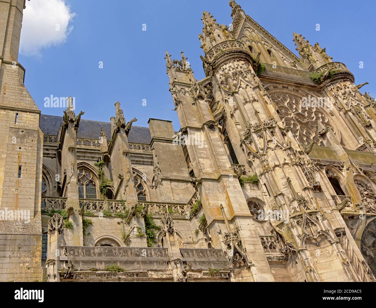 Detail der Fassade der verzierten gotischen Kathedrale von Senlis, Picardie, Frankreich Stockfoto