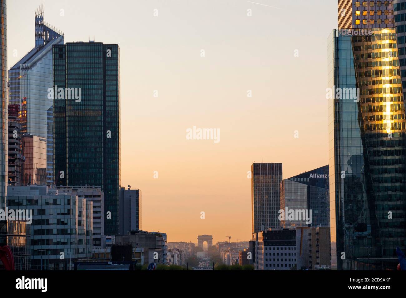 Frankreich, Hauts de seine, La Defense, die Gebäude des Geschäftsviertels, der Triumphbogen im Hintergrund Stockfoto