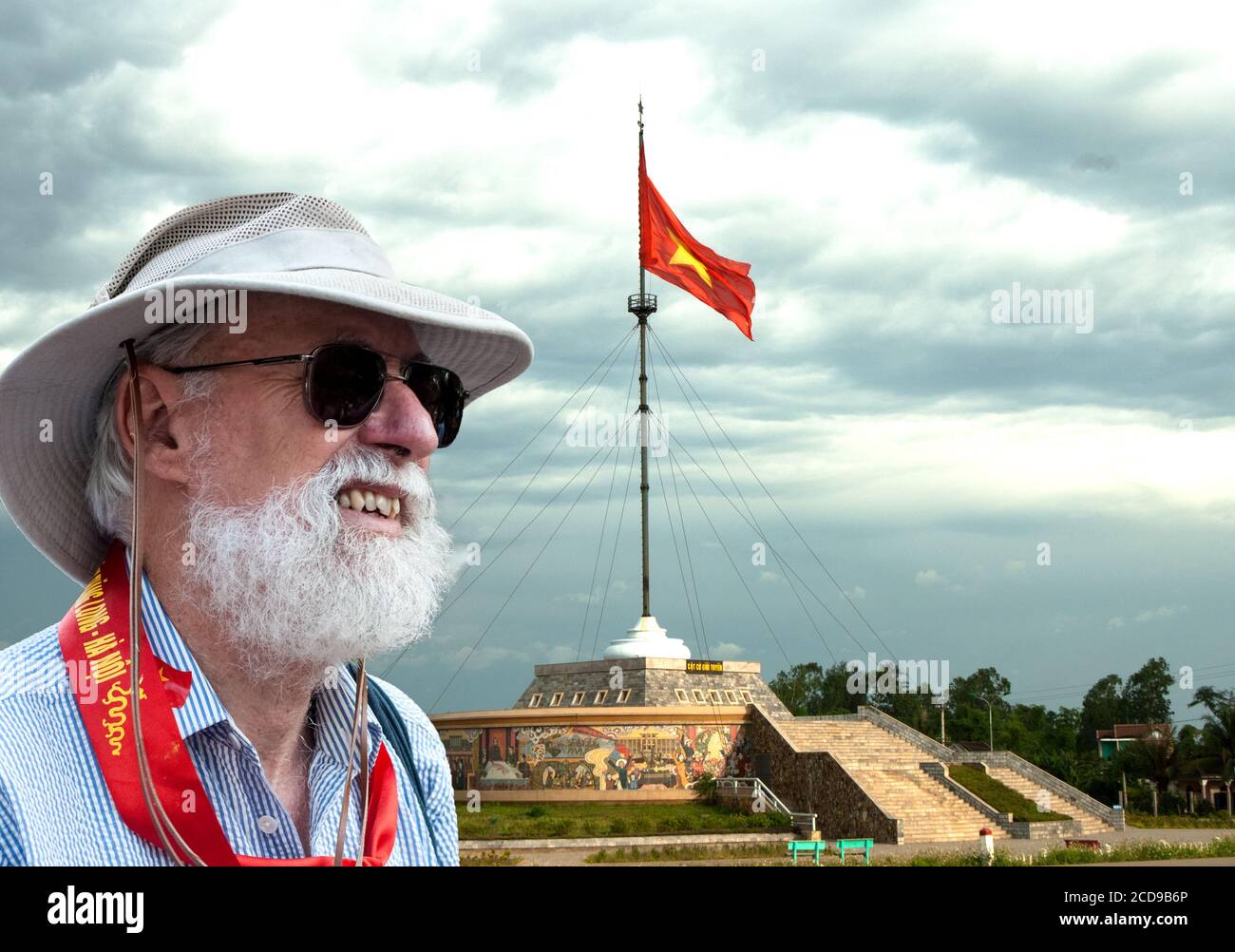 Veteran, die Vereinigten Staaten, besuchten das alte Schlachtfeld, am Fahnenmast am Hien Luong Fluss, Provinz Quang Tri, Vietnam Stockfoto