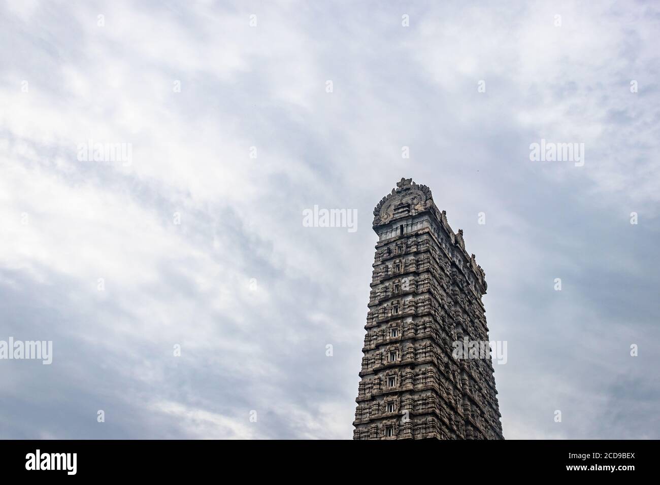 Murdeshwar Tempel rajagopuram Eingang isoliert mit flachen Himmel Bild ist nehmen an murdeshwar karnataka indien am frühen Morgen. Es ist einer der höchsten g Stockfoto