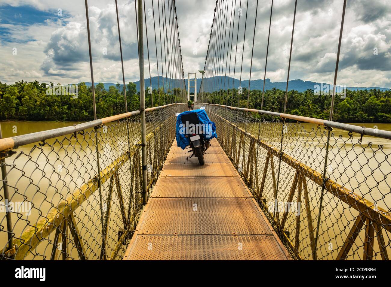 Solo Fahrer geladen Motorrad isoliert auf Hängebrücke Bild geparkt wird bei honnavar karnataka indien genommen. Es ist eine erstaunliche Erfahrung Moto zu fahren Stockfoto