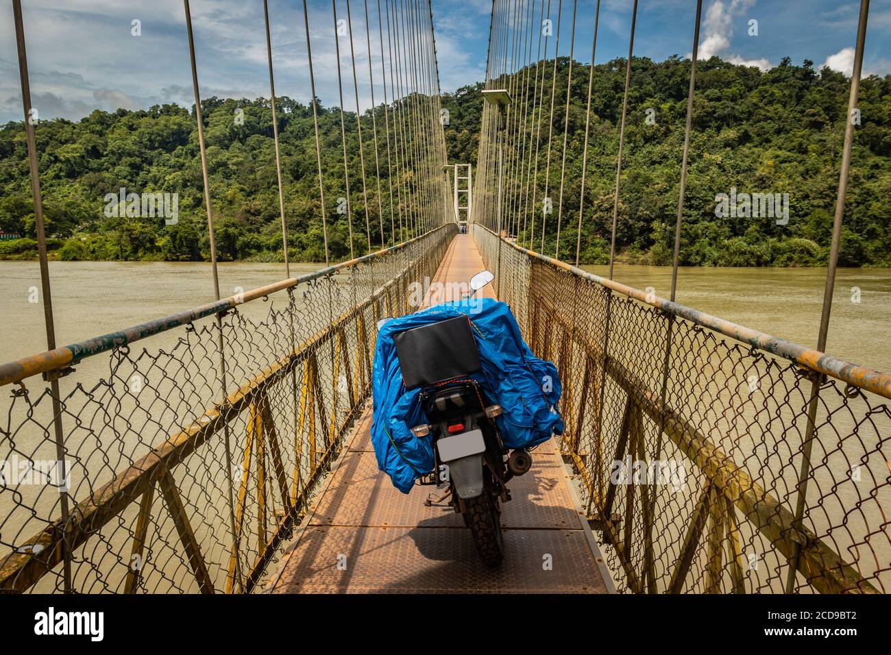 Solo Fahrer geladen Motorrad isoliert auf Hängebrücke Bild geparkt wird bei honnavar karnataka indien genommen. Es ist eine erstaunliche Erfahrung Moto zu fahren Stockfoto