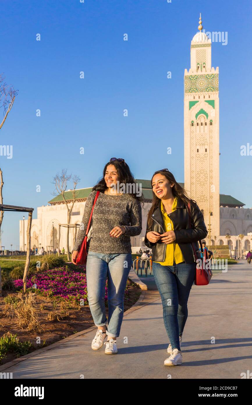 Marokko, Casablanca, junge Frauen auf dem Vorplatz der Moschee Hassan II Stockfoto