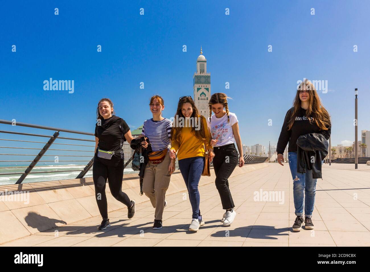 Marokko, Casablanca, Parvis der Hassan II Moschee, Studenten auf einem Spaziergang Stockfoto
