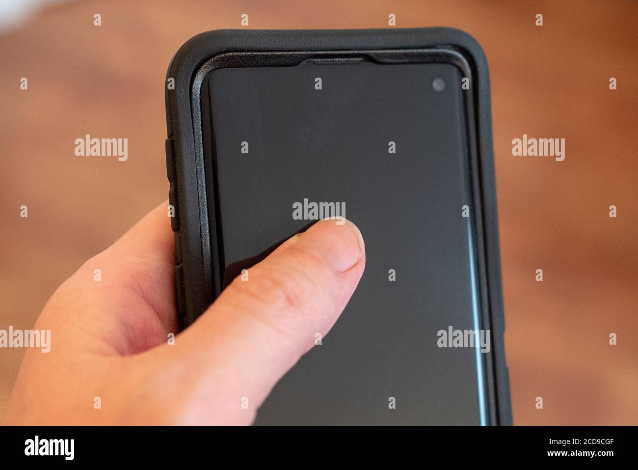 Hand eines Mannes mit einem Samsung Galaxy S10 Smartphone, San Ramon, Kalifornien, 5. Juni 2020. () Stockfoto