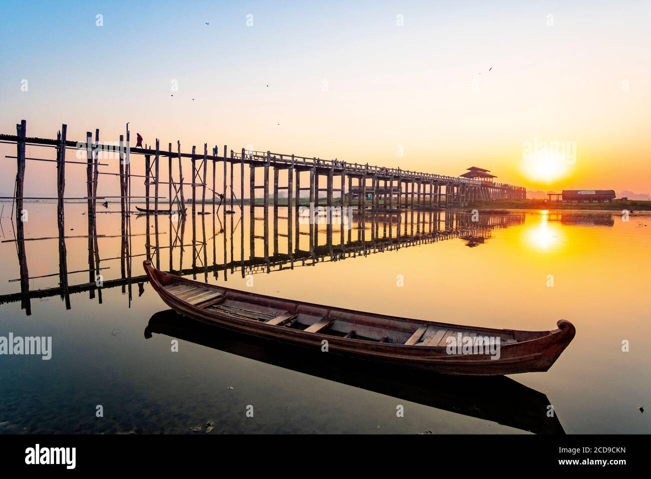 Myanmar (Burma), Mandalay Region, Amarapura, die 1.2 Meilen lange U Bein Teak Brücke, wurde 1849 am Taungthaman See gebaut Stockfoto