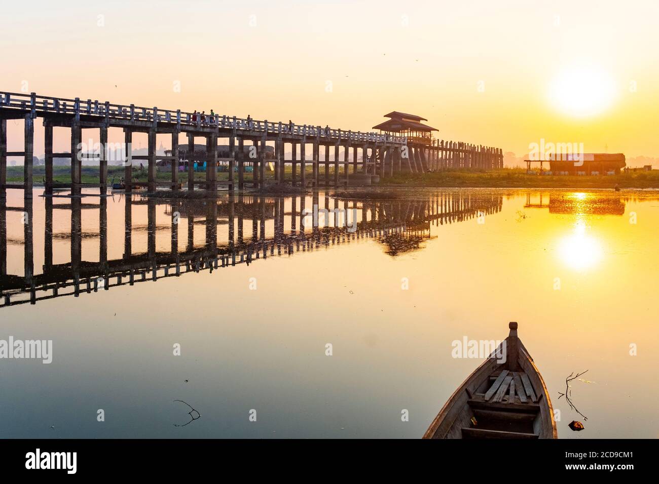Myanmar (Burma), Mandalay Region, Amarapura, die 1.2 Meilen lange U Bein Teak Brücke, wurde 1849 am Taungthaman See gebaut Stockfoto