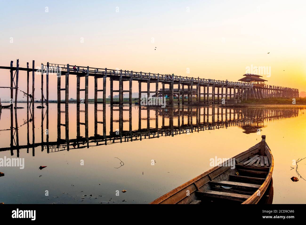 Myanmar (Burma), Mandalay Region, Amarapura, die 1.2 Meilen lange U Bein Teak Brücke, wurde 1849 am Taungthaman See gebaut Stockfoto