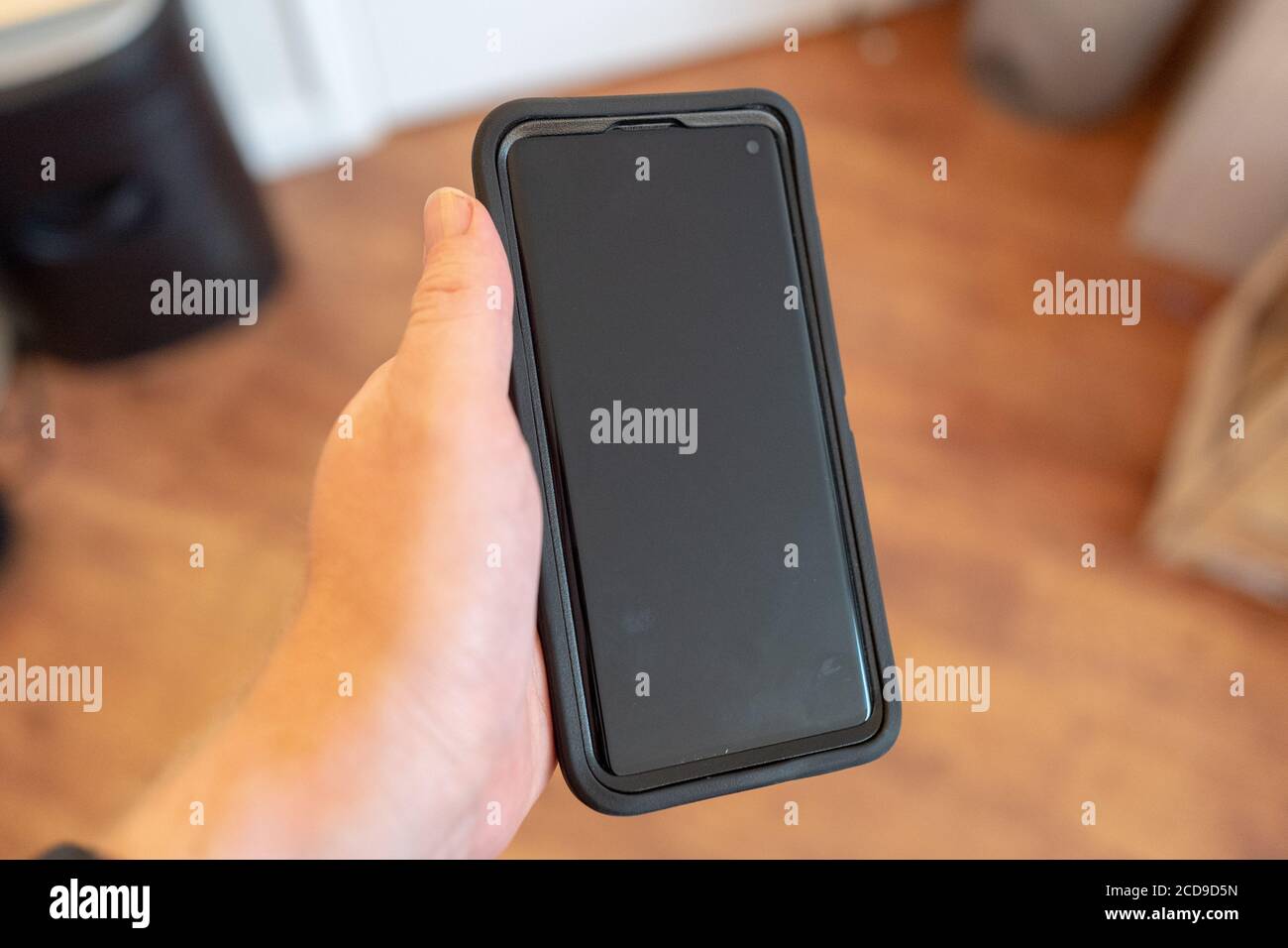 Hand eines Mannes mit einem Samsung Galaxy S10 Smartphone, San Ramon, Kalifornien, 5. Juni 2020. () Stockfoto