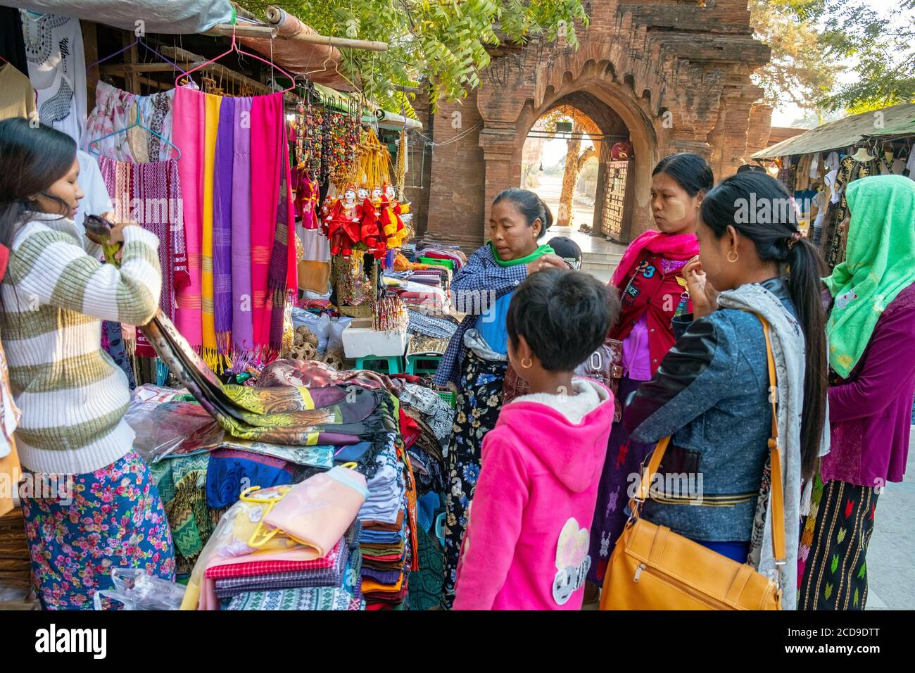 Myanmar (Burma), Mandalay Region, buddhistische archäologische Stätte von Bagan, Kunsthandwerk stehen für Touristen in Tempeln Stockfoto