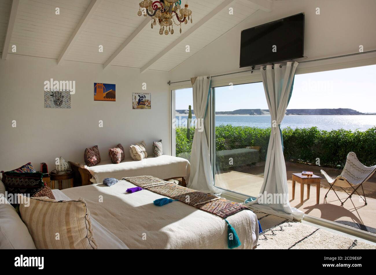 Marokko, Westsahara, Dakhla, Interieur einer PK25 Hotelsuite mit Lagune durch Erkerfenster Stockfoto Marokko, Westsahara, Dakhla, Interieur einer PK25 Hotelsuite mit Lagune durch Erkerfenster Stockfoto