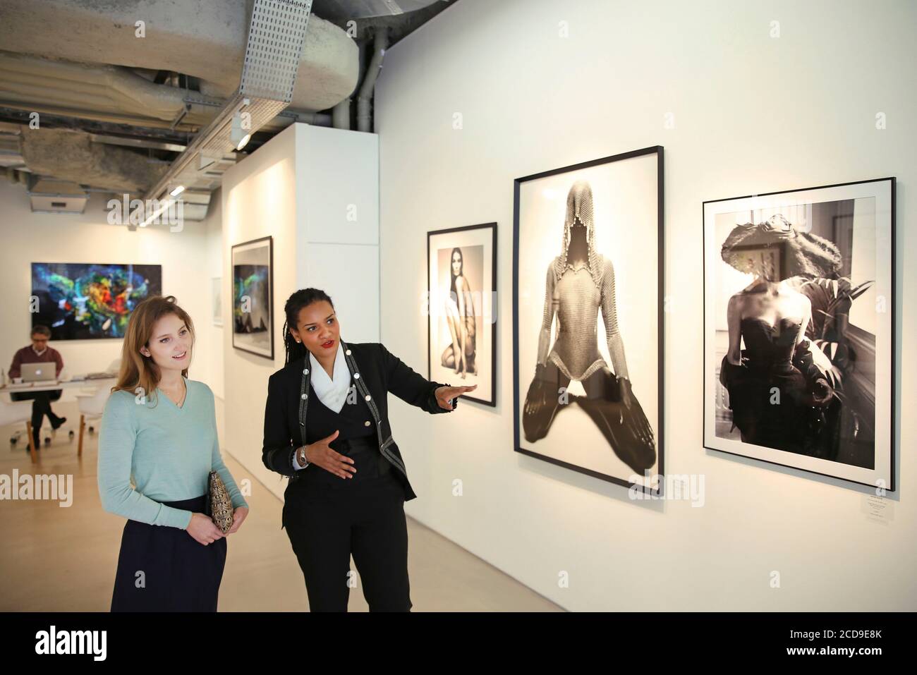 Frankreich, Paris, Royal Monceau Hotel, Julie Eugene, Art Concierge von Royal Monceau, führt einen Besuch der Art Photo EXPO, der Galerie für zeitgenössische Kunst des Hotels Stockfoto