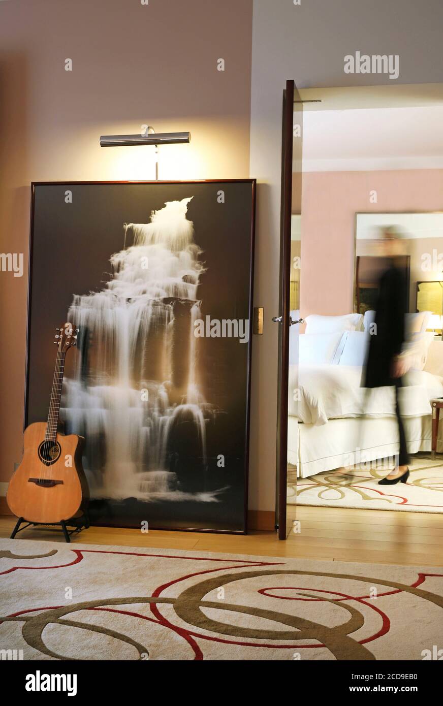 Frankreich, Paris, Royal Monceau Hotel, Royal Monceau Suite mit einem großen zeitgenössischen Foto und einer Gitarre eingerichtet Stockfoto Frankreich, Paris, Royal Monceau Hotel, Royal Monceau Suite mit einem großen zeitgenössischen Foto und einer Gitarre eingerichtet Stockfoto